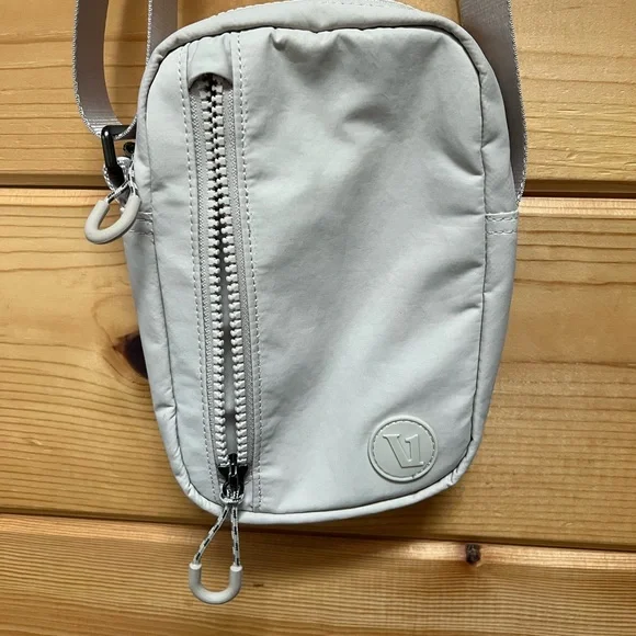 Vuori Women’s All Around Crossbody - Picture 4 of 7